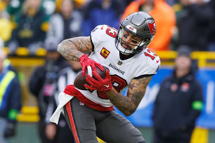 Tampa Bay Buccaneers wide receiver Mike Evans (13) catches a pass to score a touchdown during the second quarter against the Green Bay Packers at Lambeau Field.